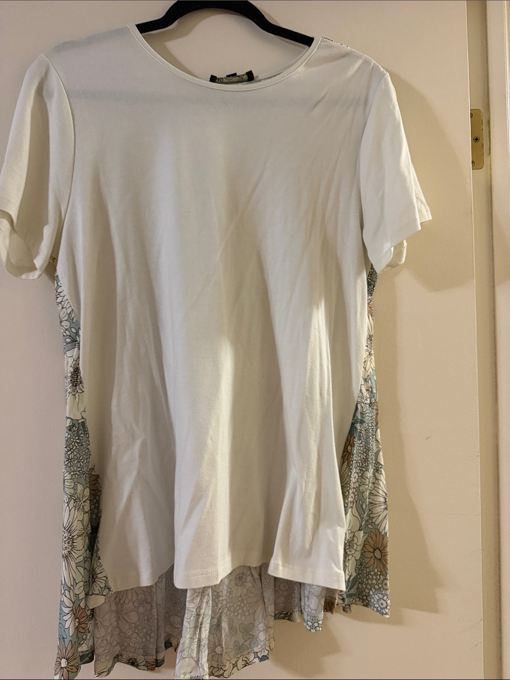 DG2 by Diane Gilman White Topwith Floral back side.  Hi-low